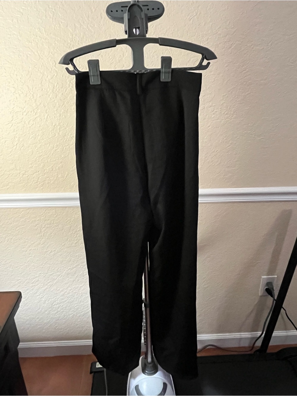 Classic Black Women's Sleek Tailored Suit - Picture 5 of 6